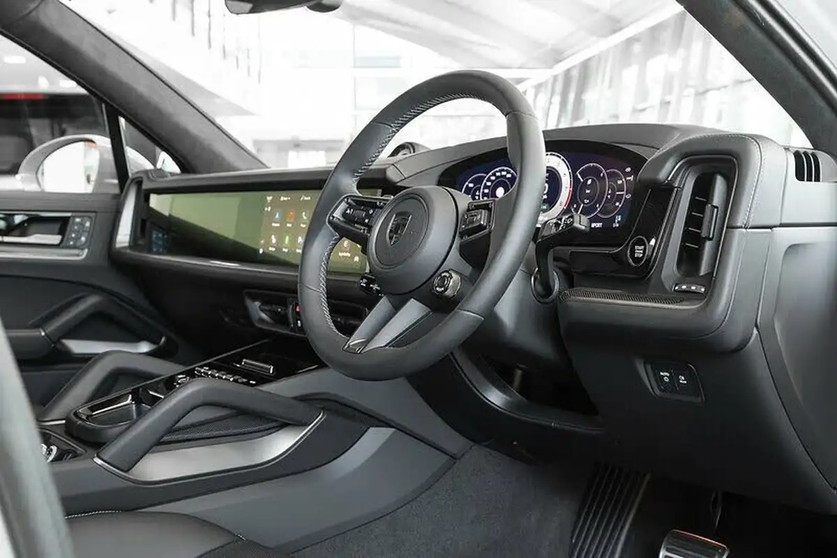2025-porsche-cayenne-40-v8-turbo-e-hybrid-station-wagon-big-2