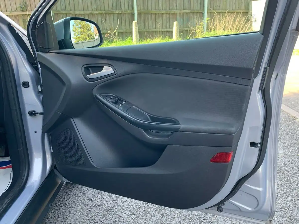 2012-ford-focus-16-zetec-ti-vct-125ps-hatchback-big-28