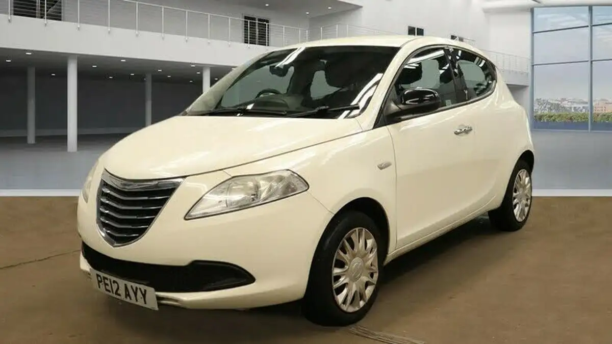 2012-chrysler-ypsilon-12-s-big-4