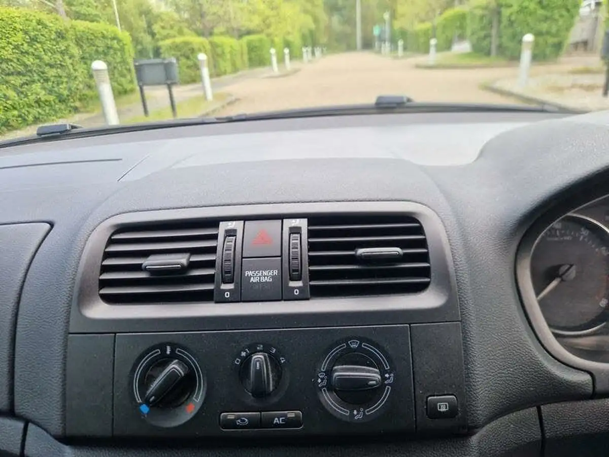 2012-skoda-fabia-14-se-mpi-85bhp-hatchback-big-13