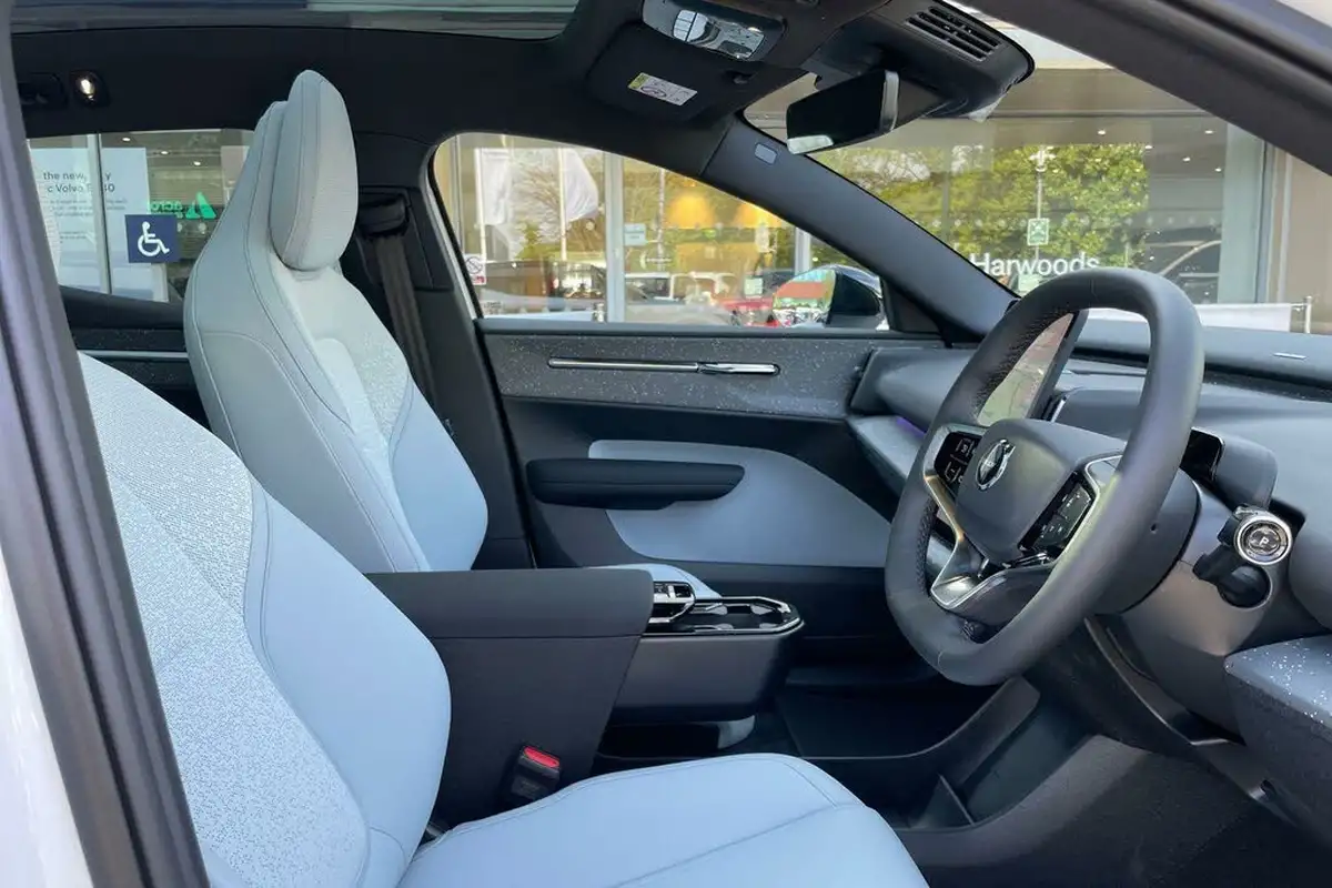 2025-volvo-ex30-e-single-motor-ultra-big-24