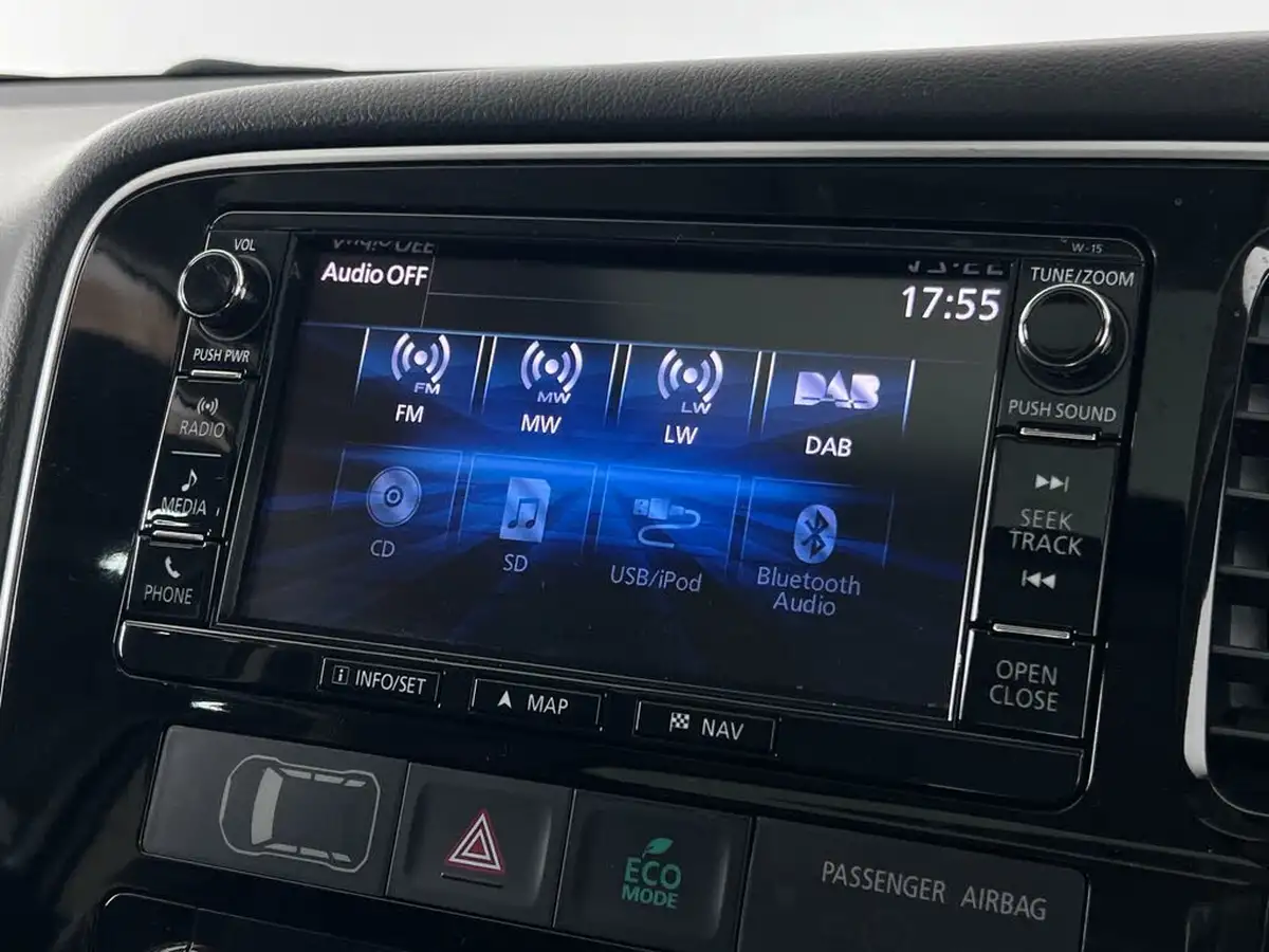 2017-mitsubishi-outlander-20-4h-phev-big-24