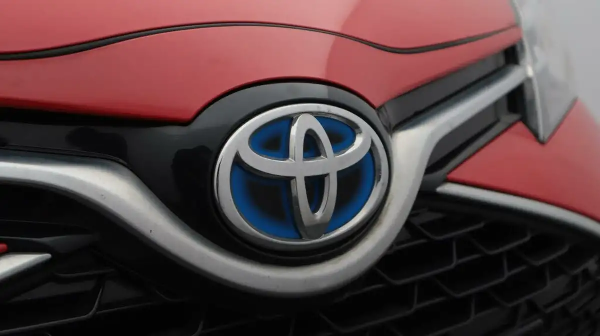 2017-toyota-yaris-15-vvt-i-design-bi-tone-hybrid-big-24