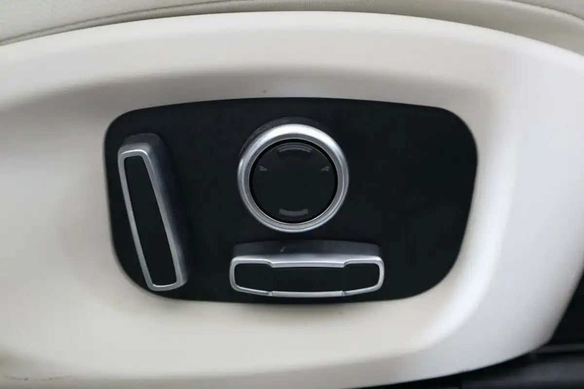 2021-jaguar-i-pace-ev400-black-big-32