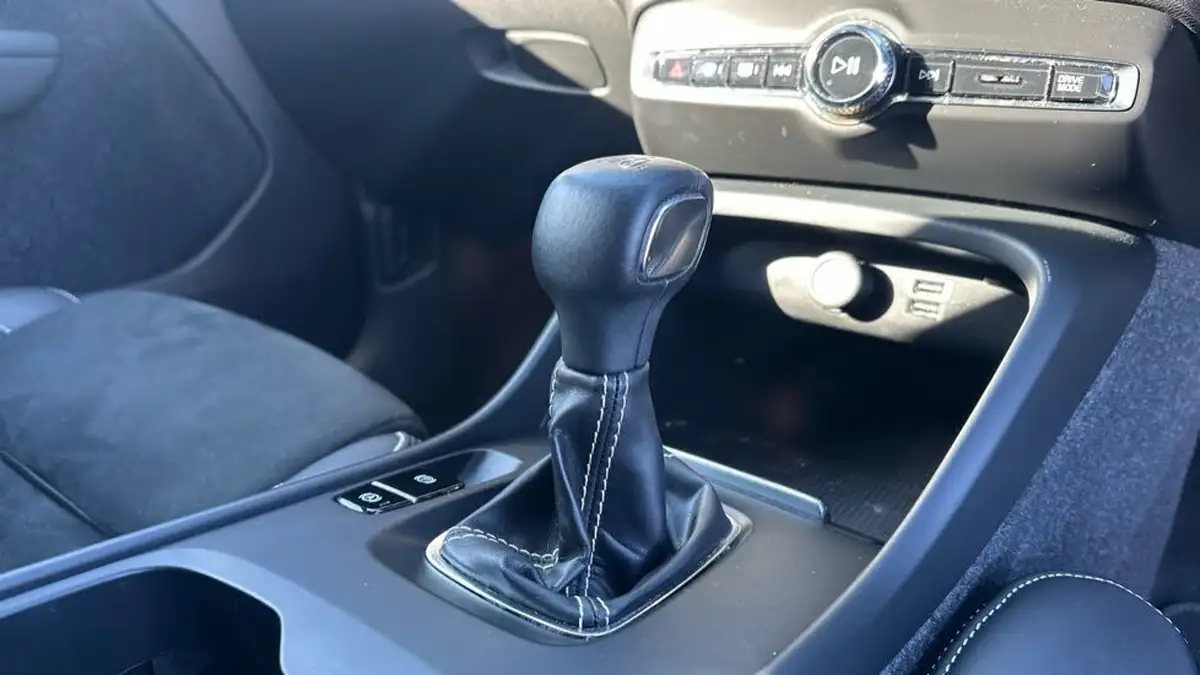 2022-volvo-xc40-15-t3-r-design-big-13