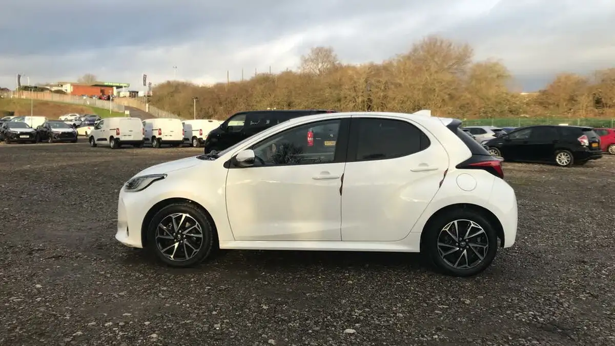 2023-toyota-yaris-15-vvt-i-design-big-16