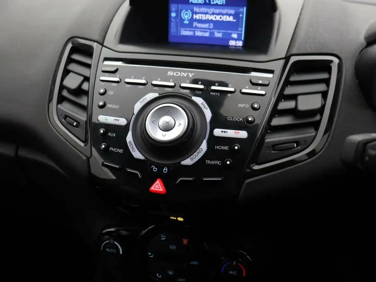2017-ford-fiesta-10t-titanium-125ps-ecoboost-ss-5d-big-17