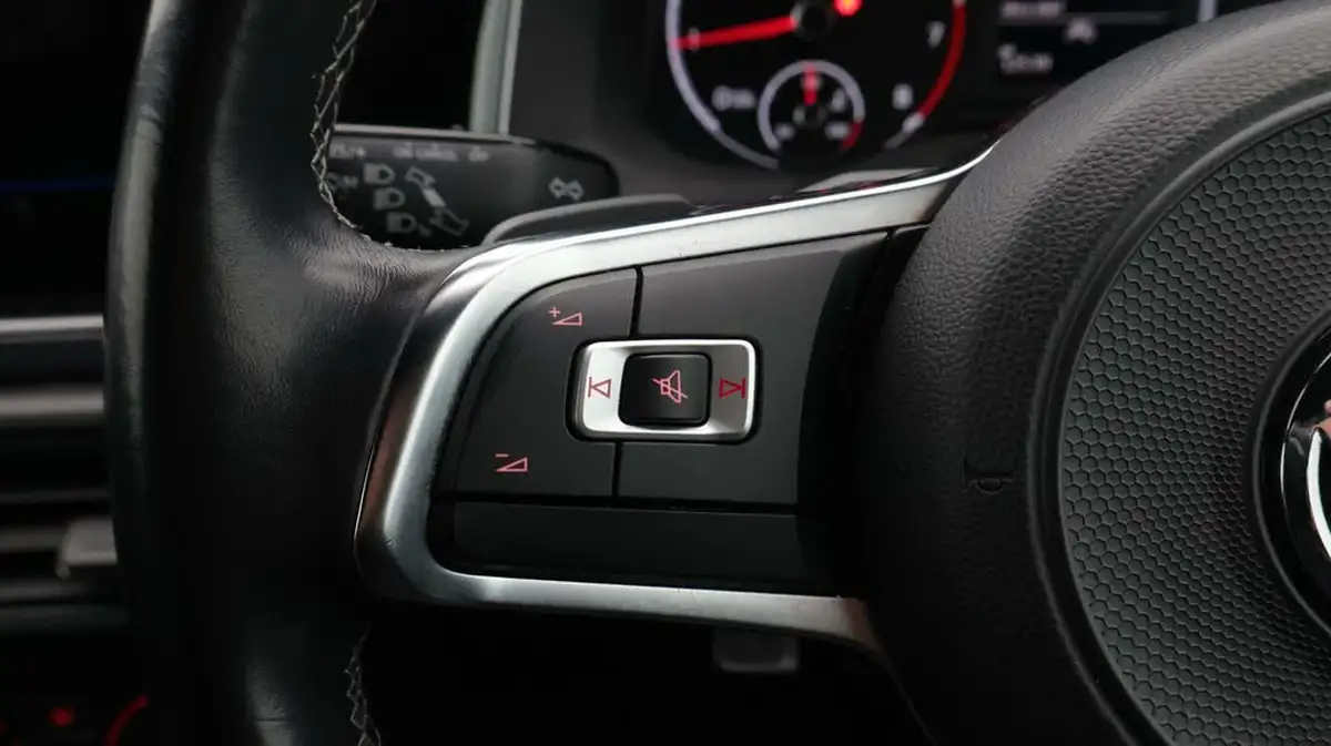 2020-volkswagen-polo-10-tsi-r-line-115ps-dsg-big-34