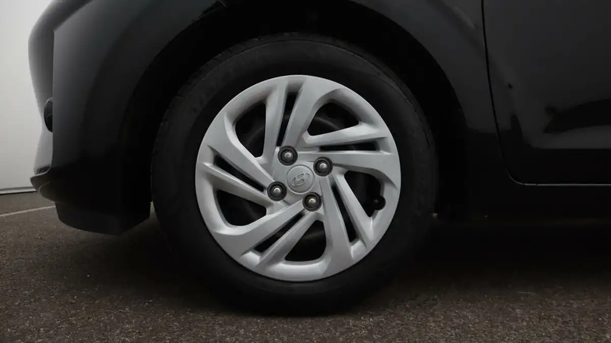 2023-hyundai-i10-10-se-big-18