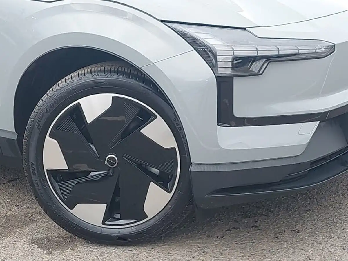2024-volvo-ex30-e-single-motor-plus-extended-range-big-8