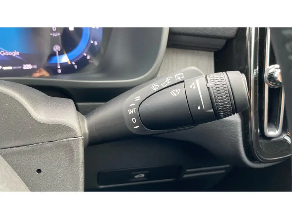 2024-volvo-xc40-20-b4-ultra-bright-big-23