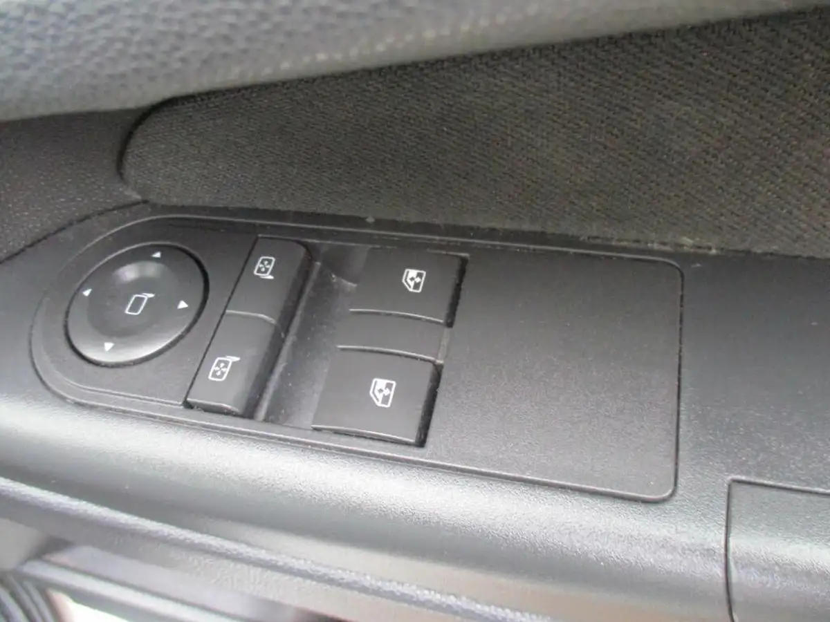 2011-vauxhall-zafira-16-exclusiv-big-27