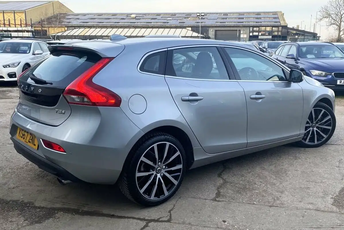 2017-volvo-v40-15-t3-inscription-big-2