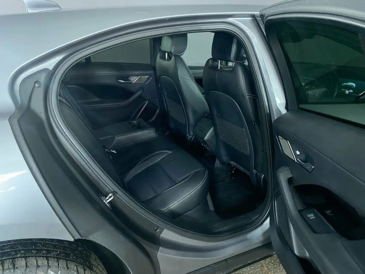 2021-jaguar-i-pace-ev400-black-big-18