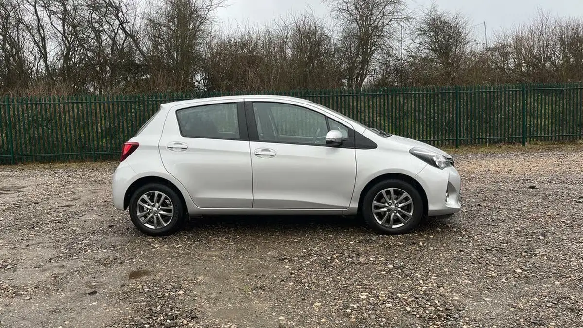 2016-toyota-yaris-133-icon-vvt-i-5d-cvt-big-15