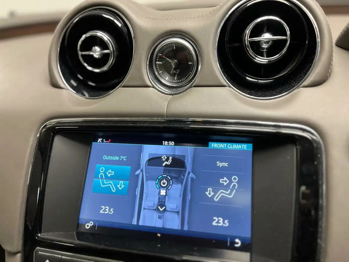2016-jaguar-xj-series-30td-xj-portfolio-lwb-saloon-big-17