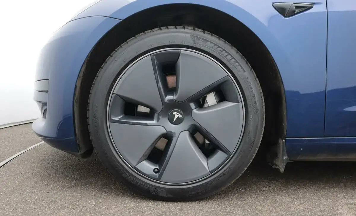 2022-tesla-model-3-e-rwd-big-18