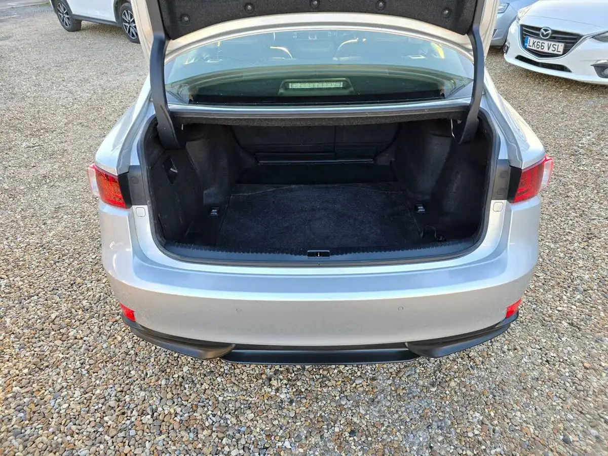 2014-lexus-is-300h-25-luxury-big-16