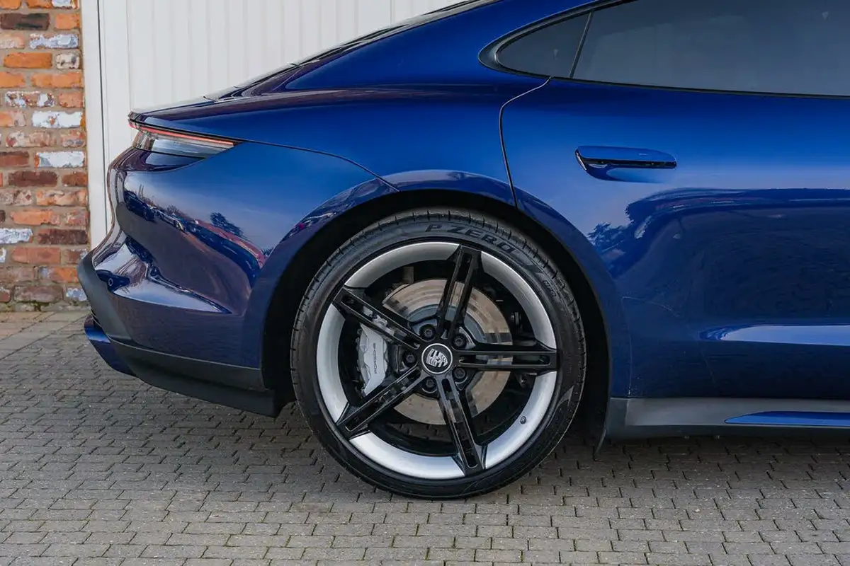 2020-porsche-taycan-e-turbo-big-24