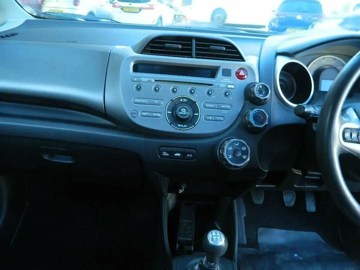 2009-honda-jazz-14-es-t-big-34