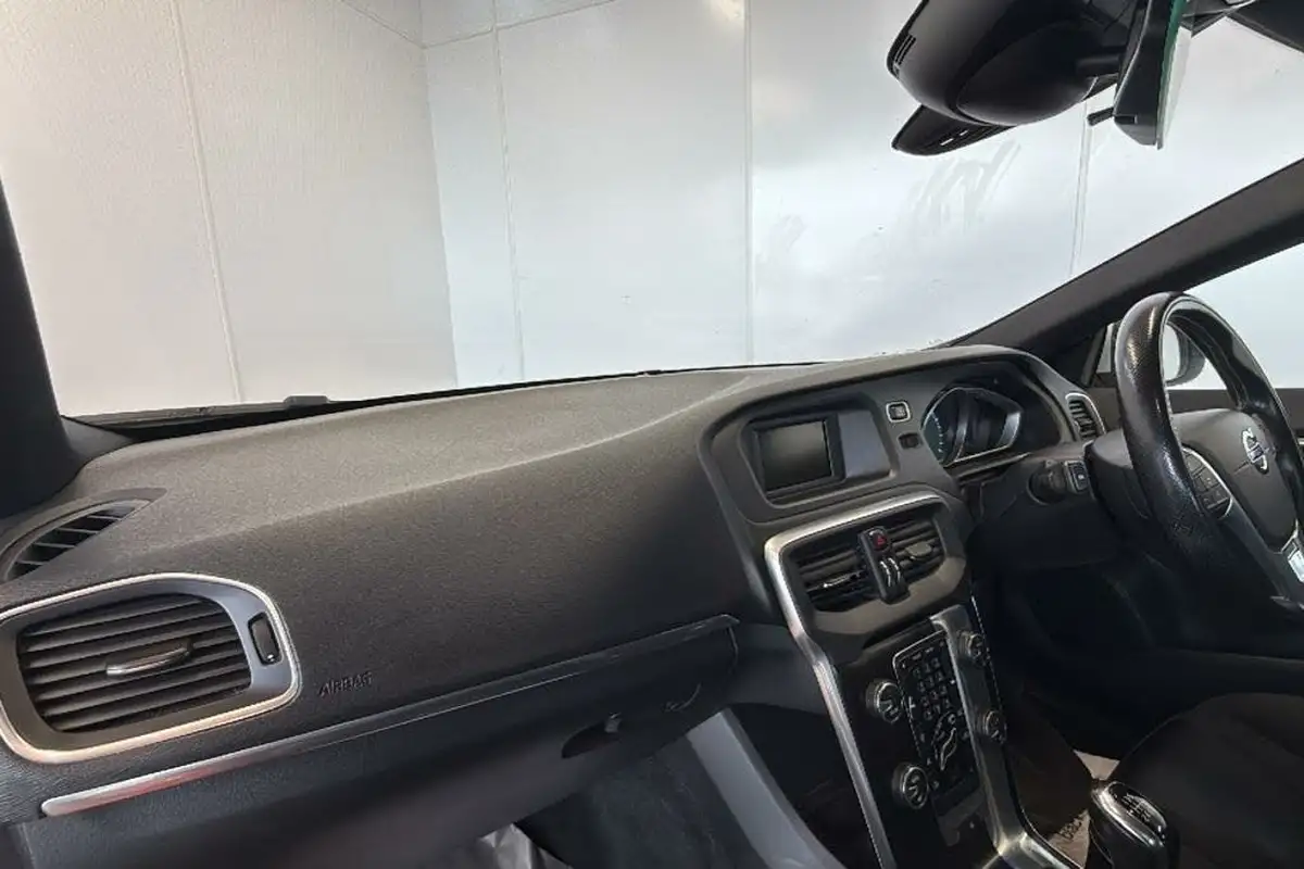 2016-volvo-v40-20-t3-r-design-big-12