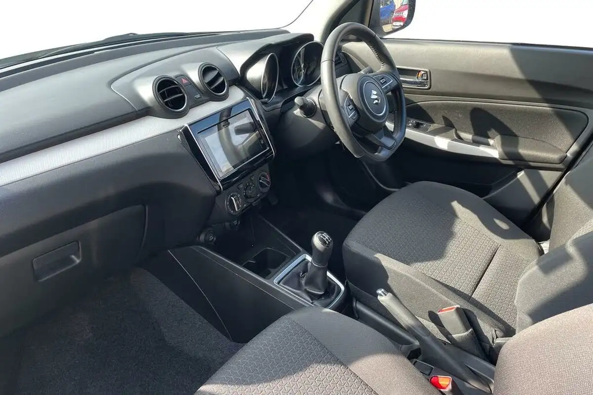 2024-suzuki-swift-12-dualjet-sz-l-big-6