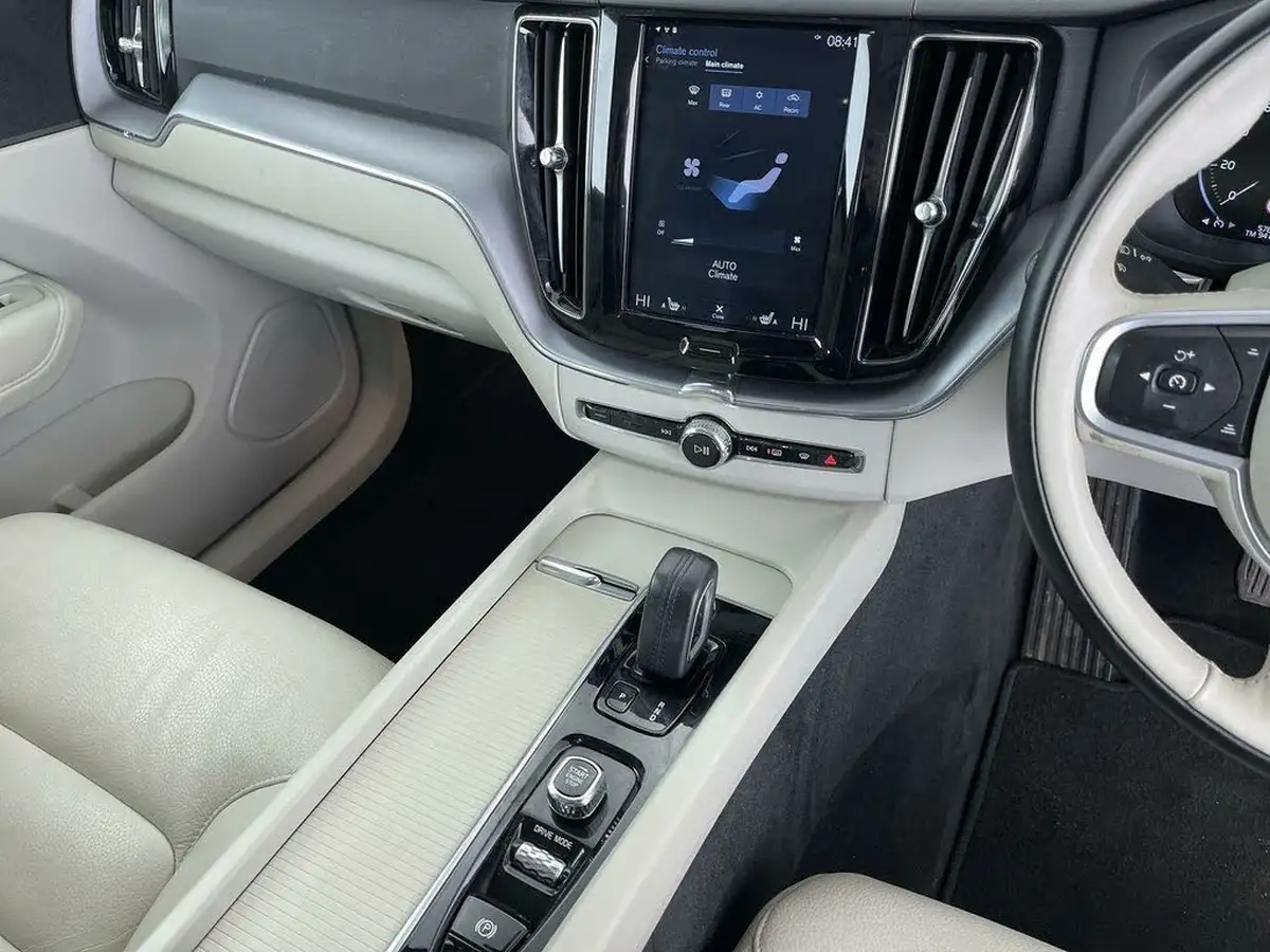 2020-volvo-xc60-20-b5-momentum-big-44