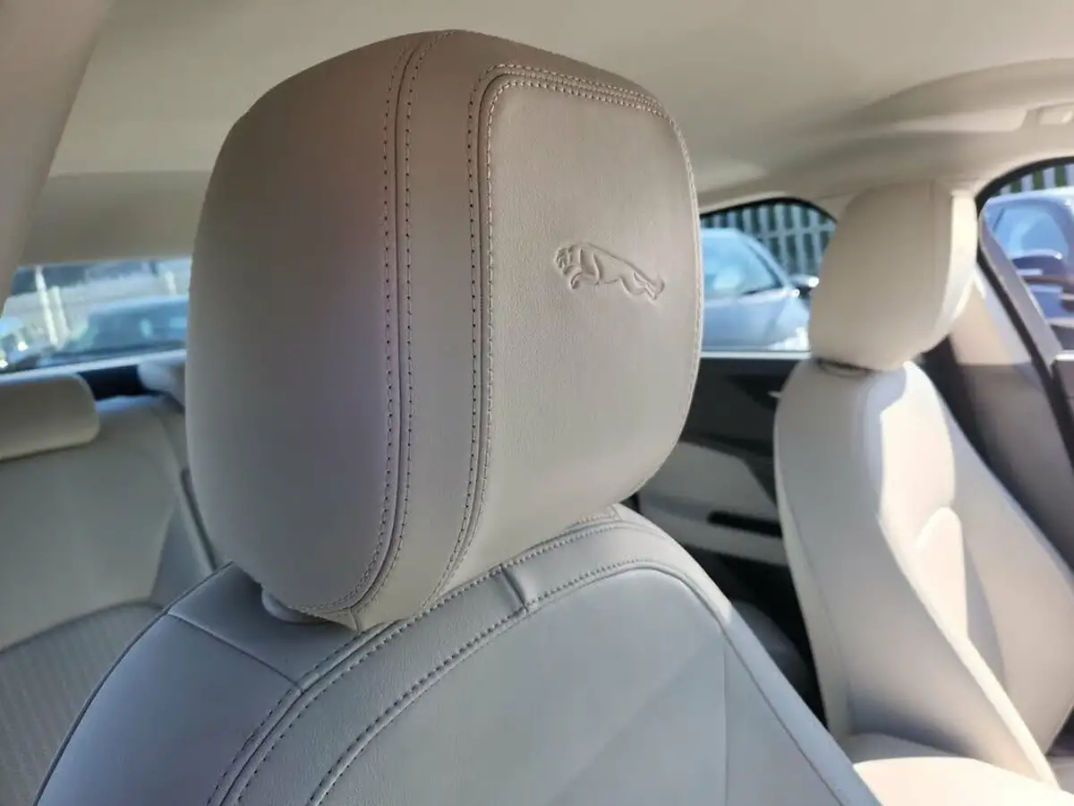 2015-jaguar-xe-20td-portfolio-180ps-auto-big-25