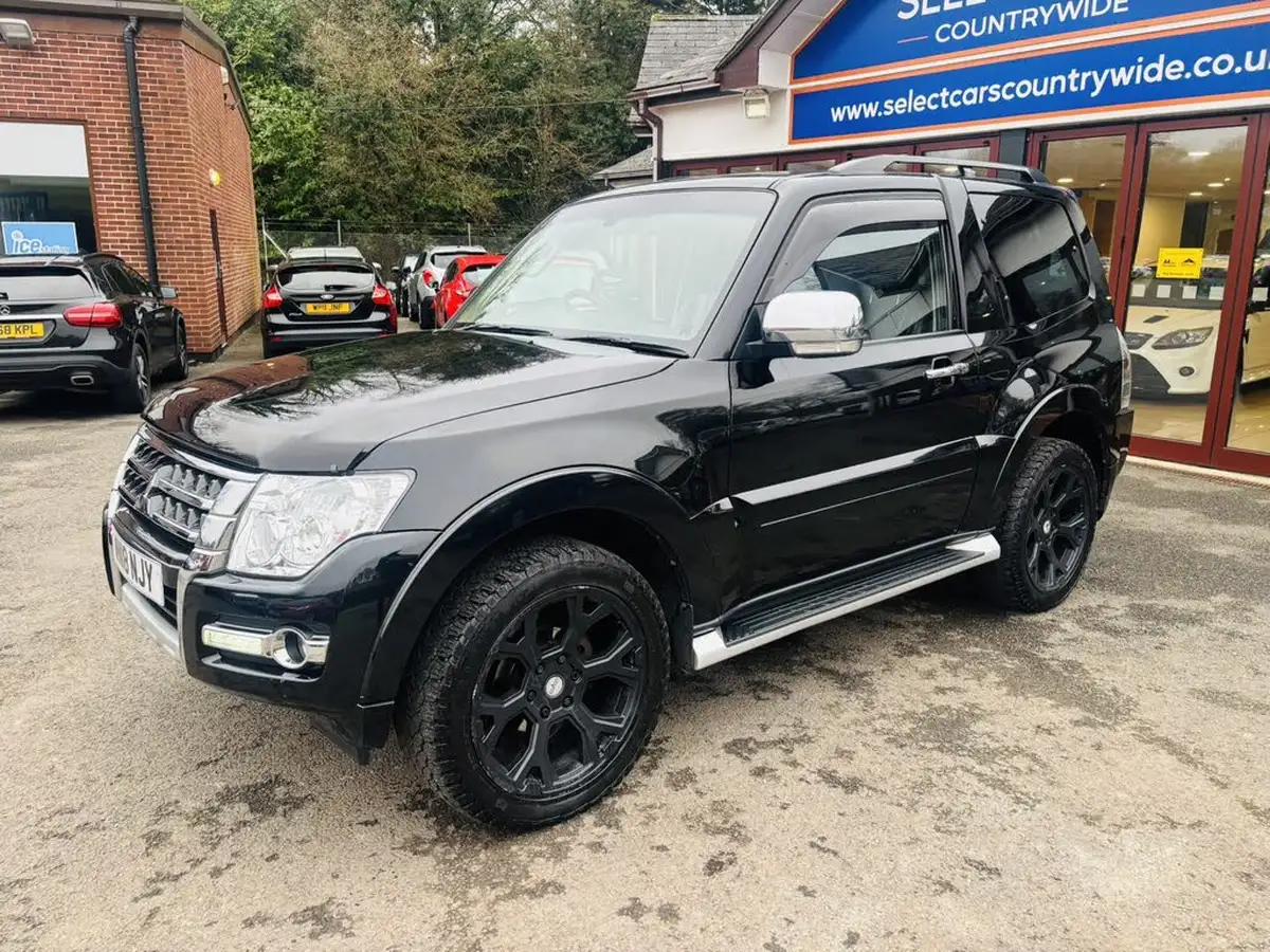 2018-mitsubishi-shogun-32td-warrior-187bhp-4x4-station-wagon-3d-auto-big-2
