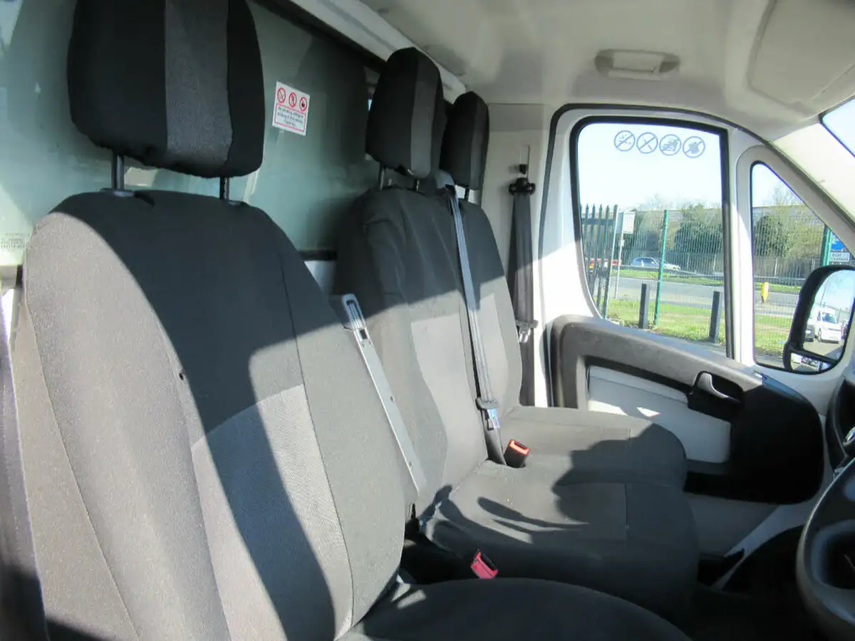 2019-peugeot-boxer-20-bluehdi-335-l4-luton-bfb-big-13