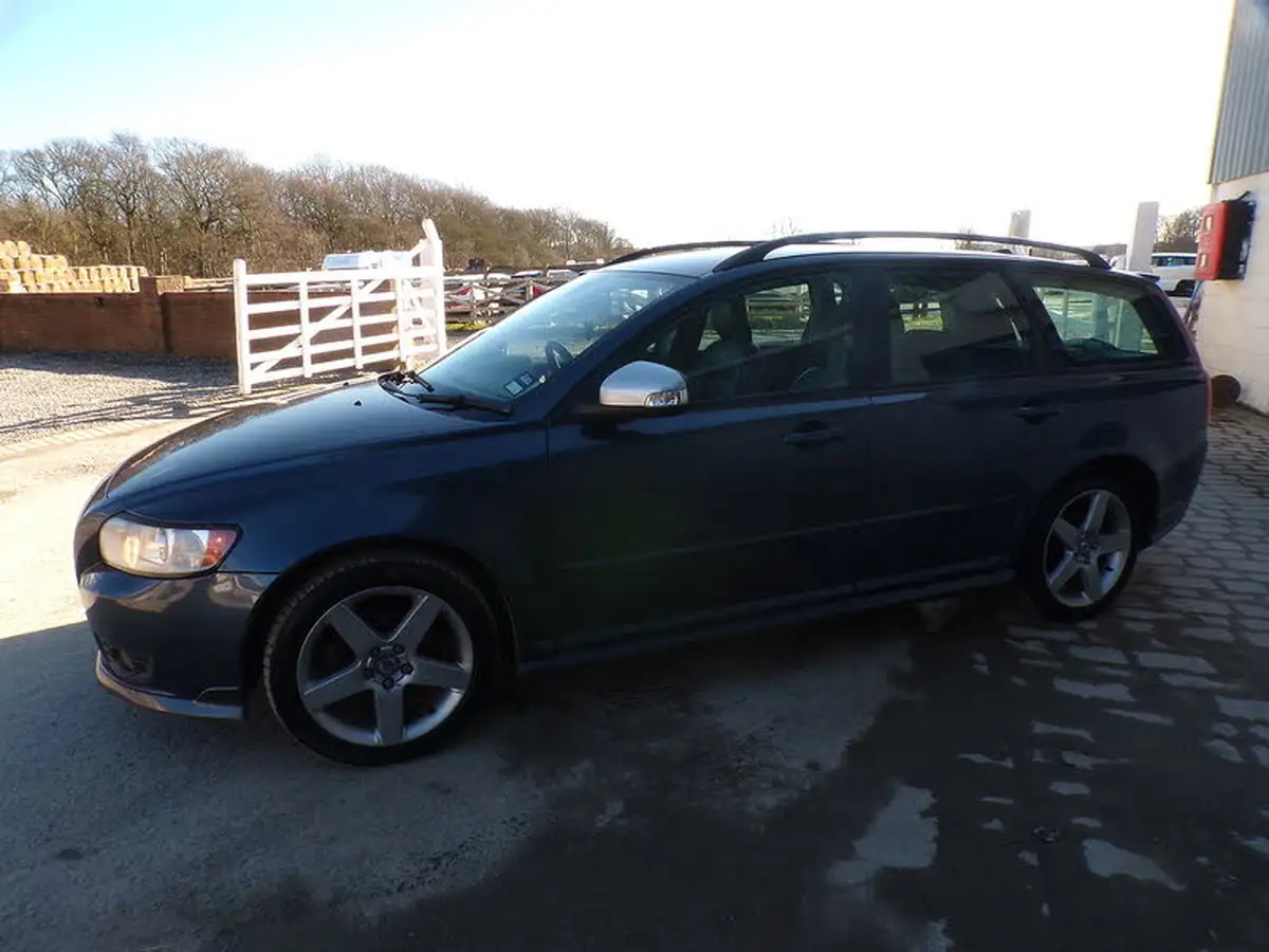 2009-volvo-v50-20td-r-design-big-3
