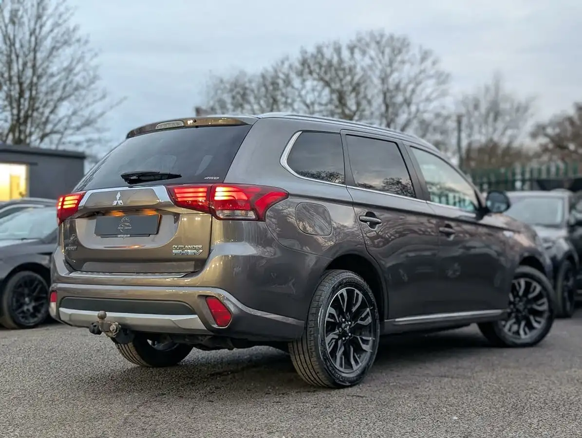 2016-mitsubishi-outlander-20-gx4h-phev-big-5