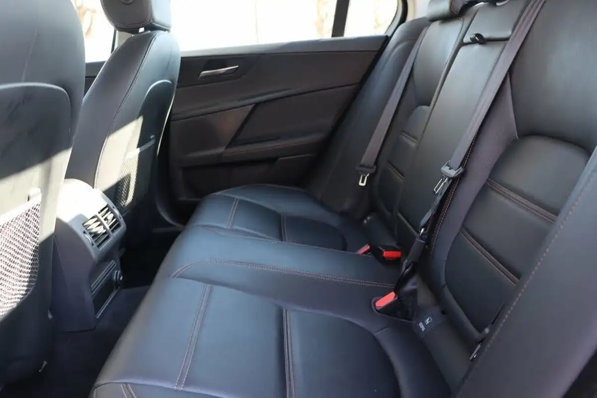 2015-jaguar-xe-20td-prestige-163ps-big-22