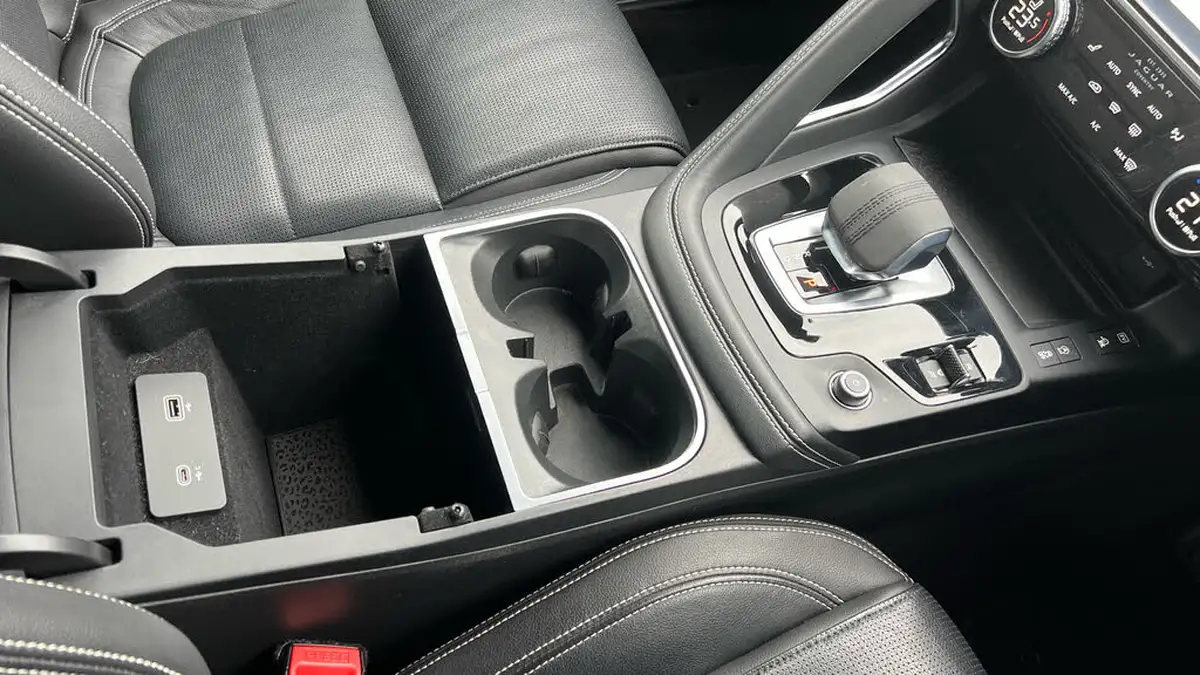 2021-jaguar-e-pace-15-p300e-r-dynamic-se-big-26