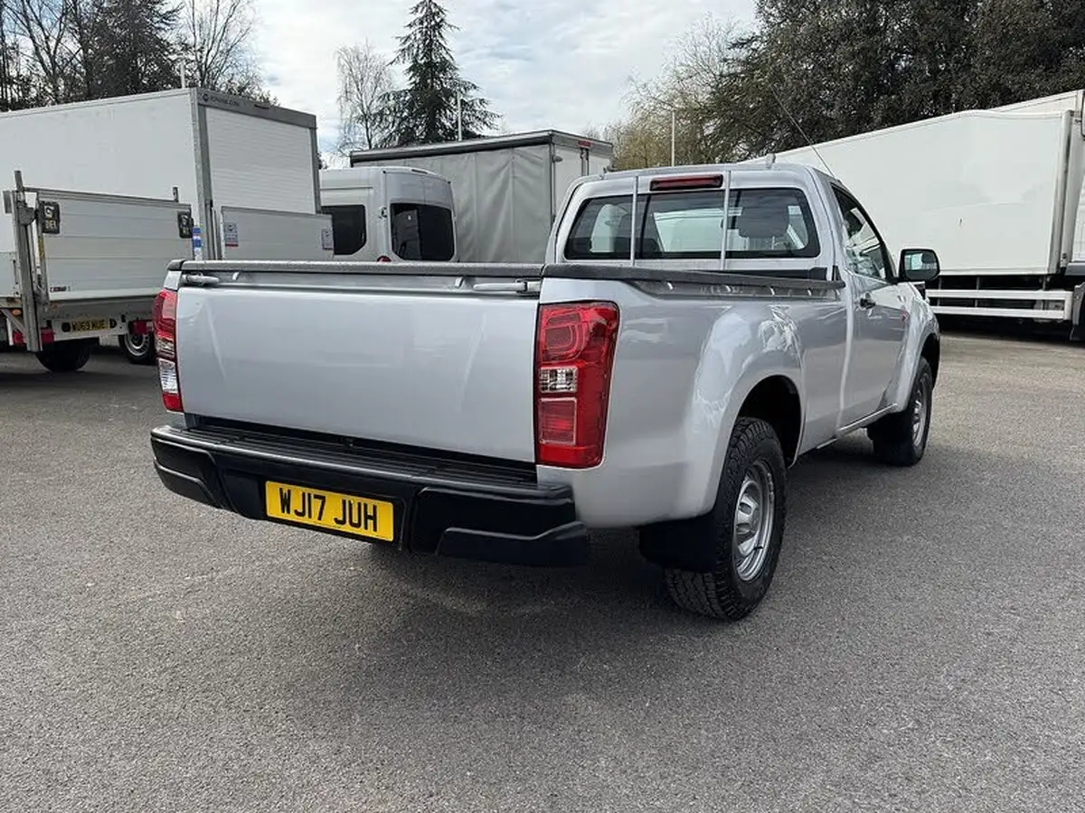 2017-isuzu-d-max-25td-4x4-single-pick-up-big-5