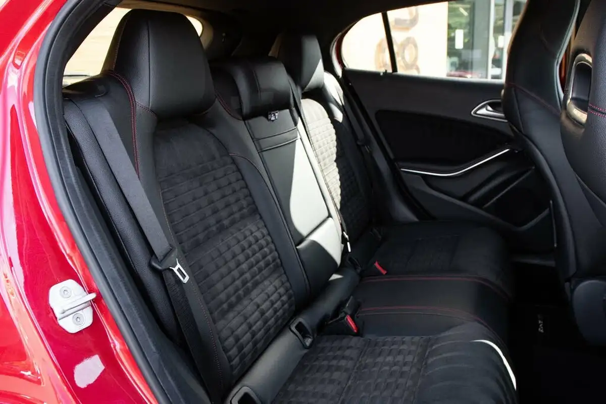 2015-mercedes-benz-gla-class-21cdi-amg-line-premium-package-136bhp-200-7g-dct-big-32