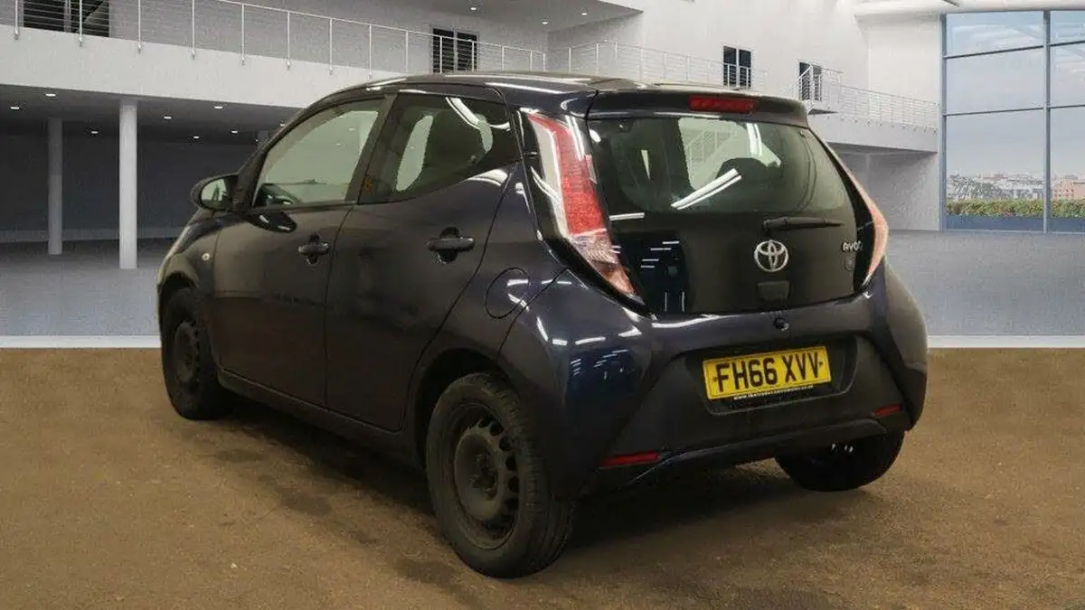 2017-toyota-aygo-10-vvt-i-x-play-71bhp-5d-big-3