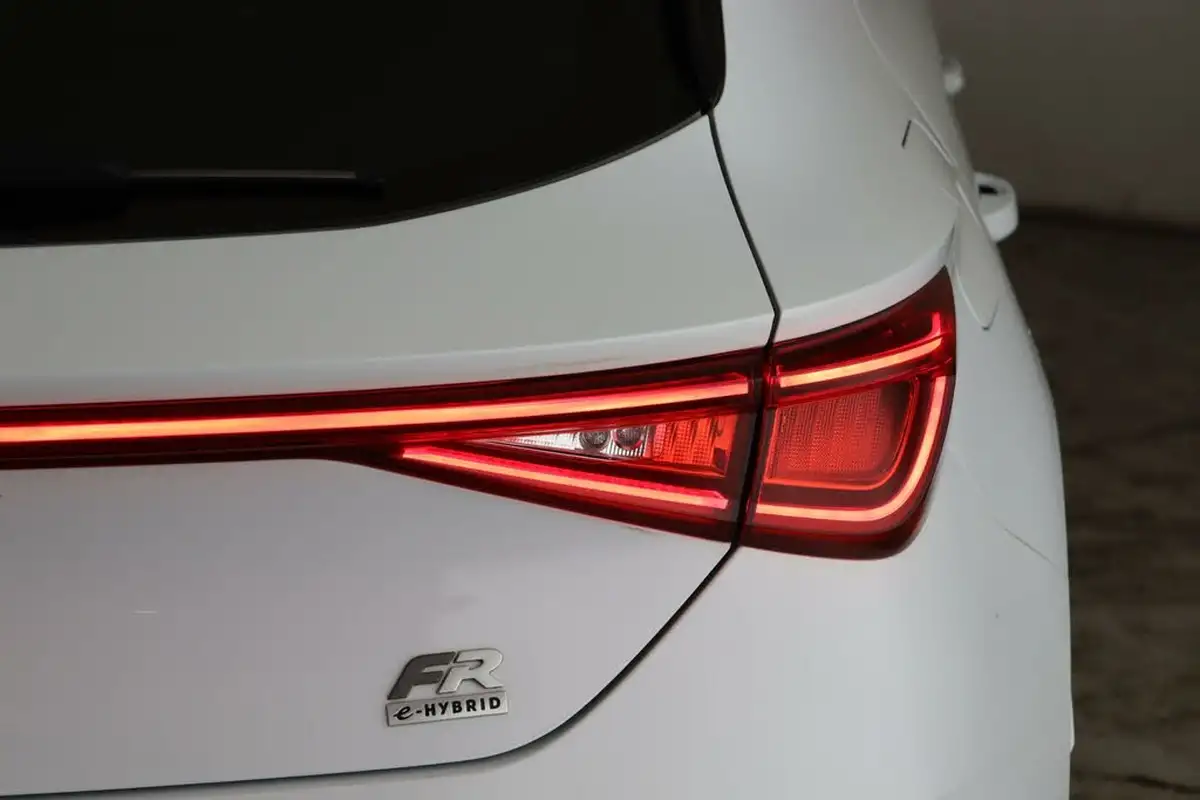 2021-seat-leon-14-e-hybrid-fr-hatchback-big-9