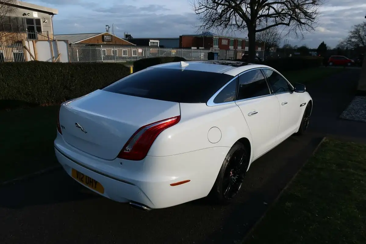 2015-jaguar-xj-series-30td-xj-portfolio-lwb-auto-big-13