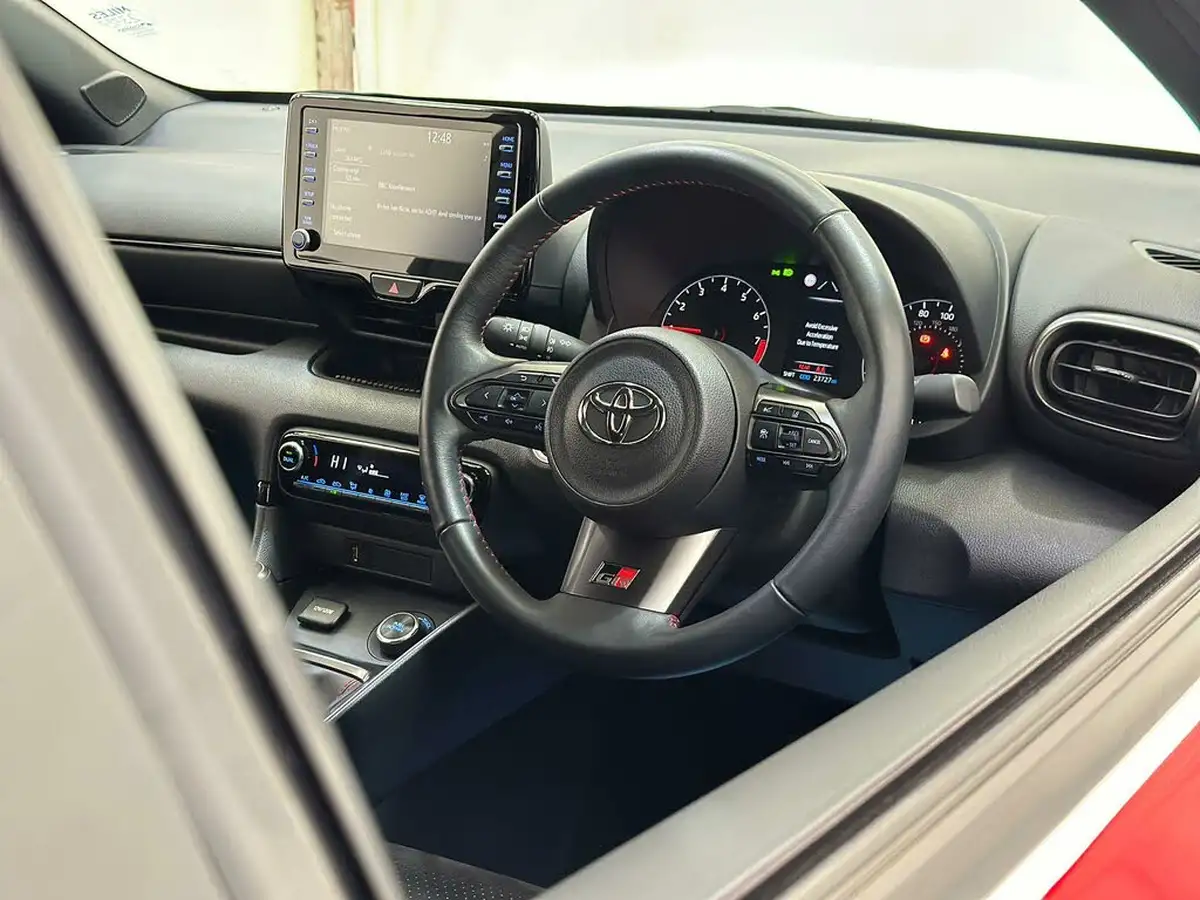 2021-toyota-yaris-16-gr-circuit-pack-big-10