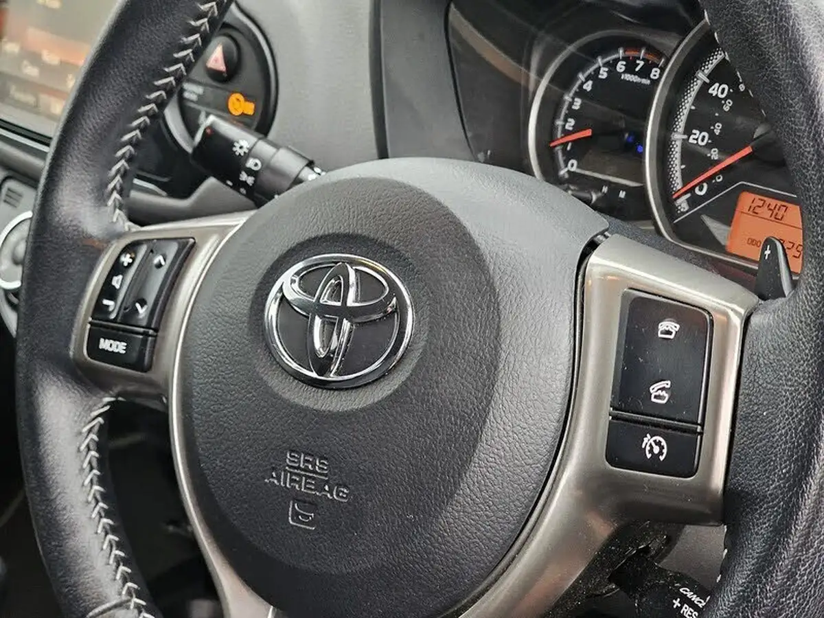 2016-toyota-yaris-133-icon-vvt-i-5d-cvt-big-13