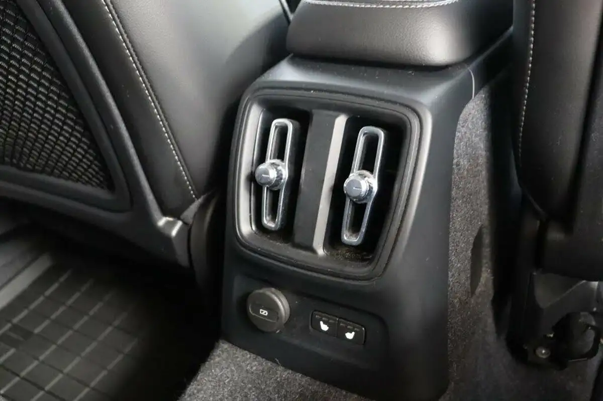 2021-volvo-xc40-15-t4-inscription-208bhp-big-31
