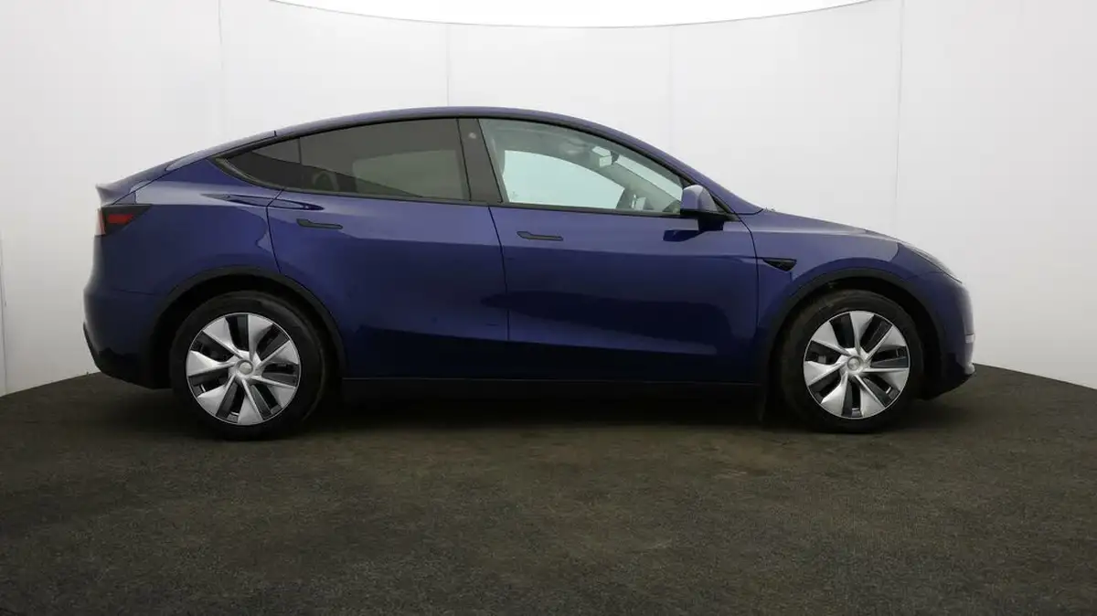 2022-tesla-model-y-e-long-range-big-52