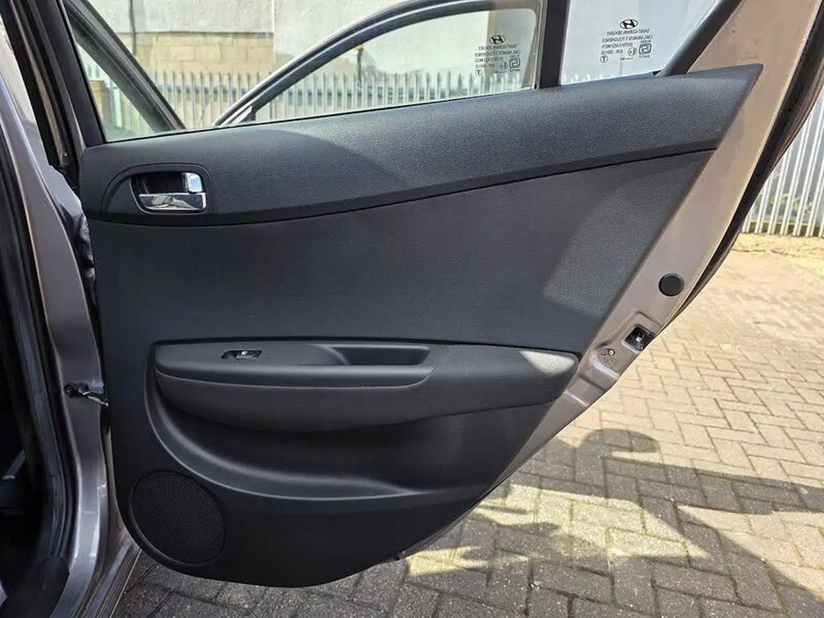 2014-hyundai-i20-14-active-100ps-auto-big-24
