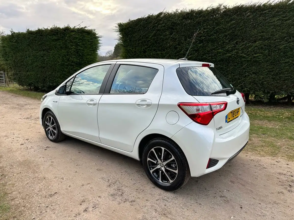 2018-toyota-yaris-15-vvt-i-icon-tech-98bhp-hybrid-1497cc-e-cvt-big-6
