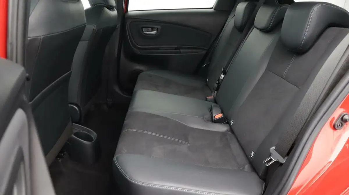 2020-toyota-yaris-15-vvt-i-gr-sport-big-16