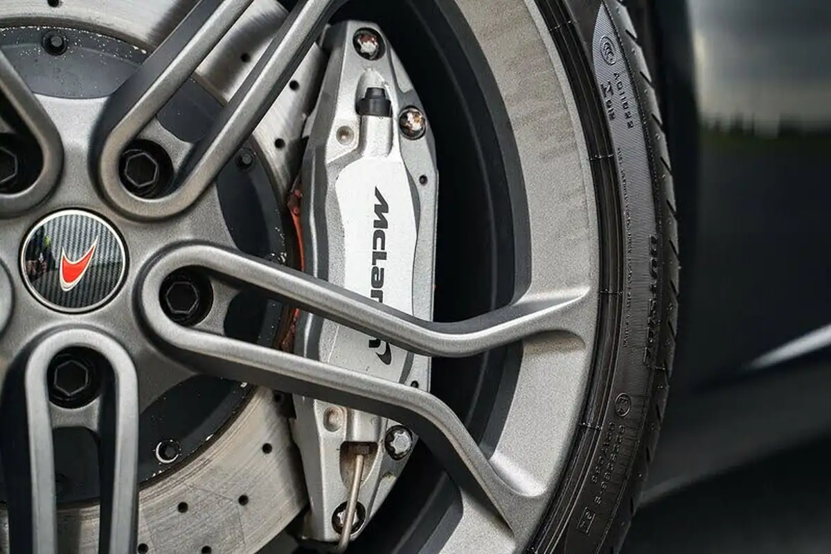 2012-mclaren-12c-38-592bhp-coupe-big-4