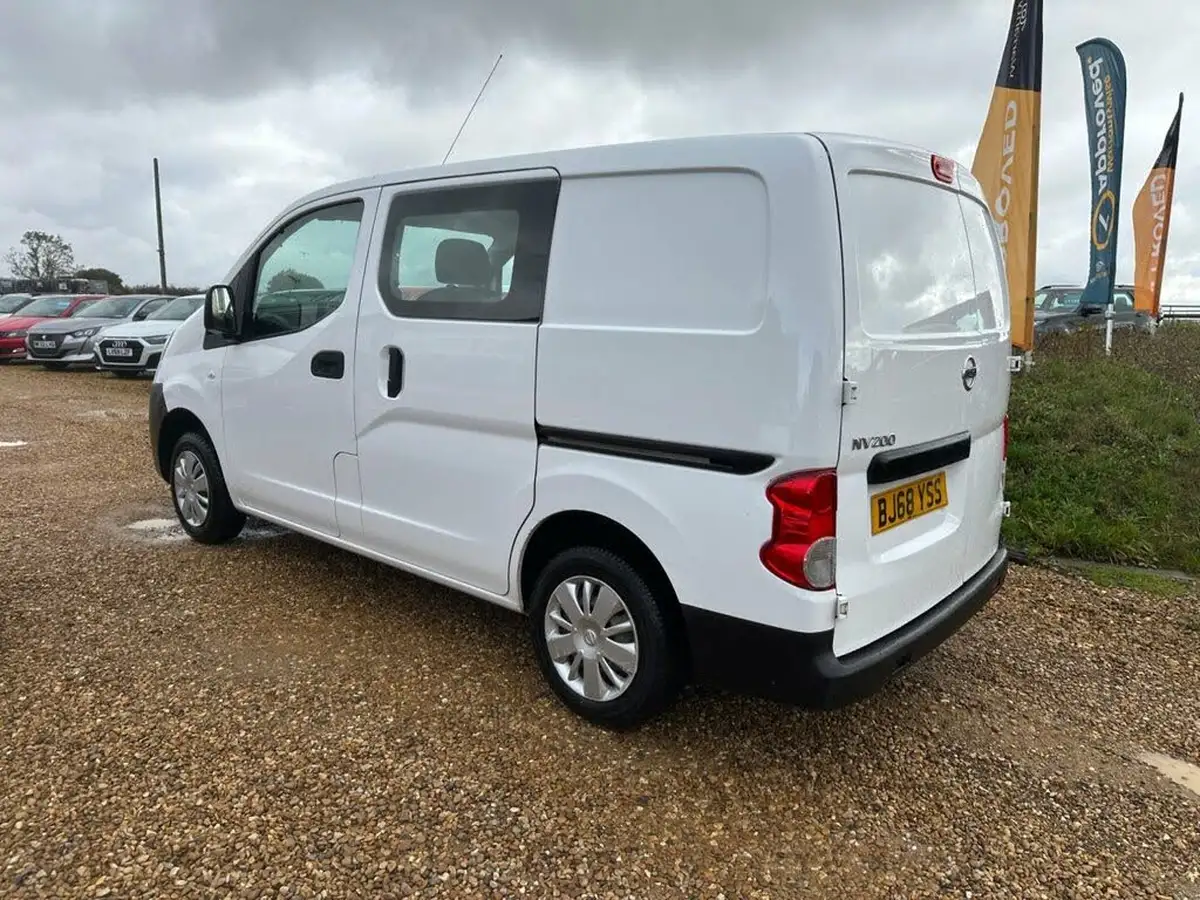 2018-nissan-nv200-15td-acenta-89bhp-crewcab-van-big-8