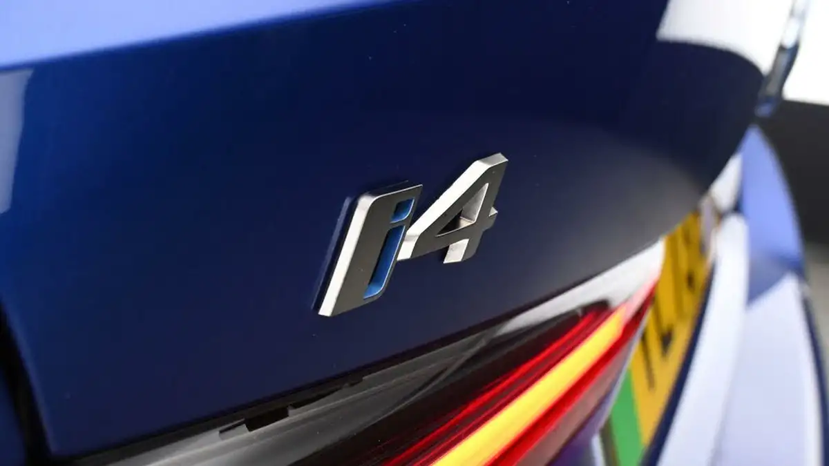 2023-bmw-i4-e-m50-big-17