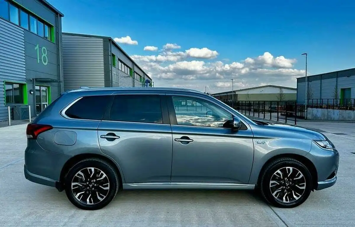 2016-mitsubishi-outlander-20-gx4h-phev-big-29
